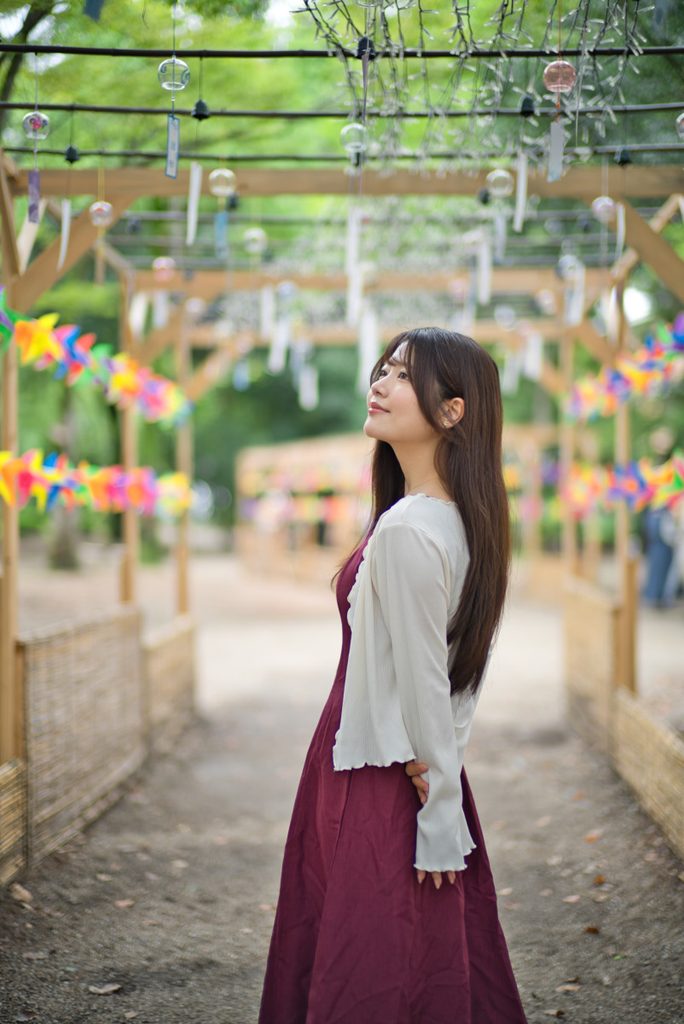 風鈴を見上げる桜井こはるさんの横顔ポートレート(開放F1.0)