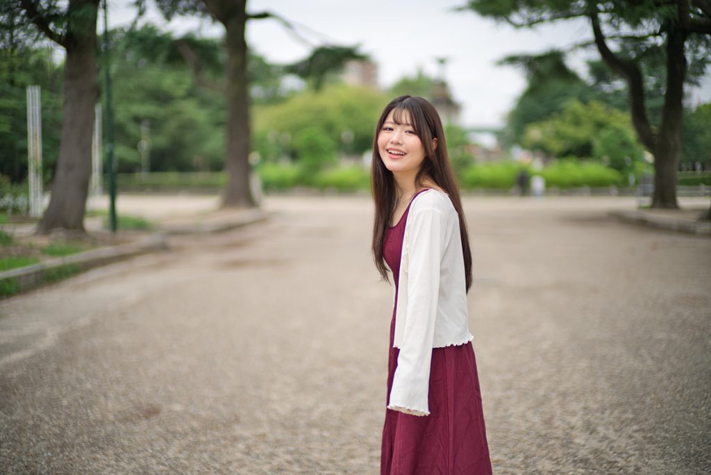 抜けのいい広場で振り返る桜井こはるさんのポートレート(開放F1.0)