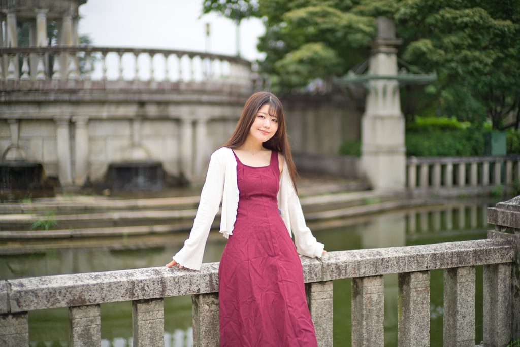 レトロな石造りの欄干に寄り添う桜井こはるさんのポートレート(開放F1.0)