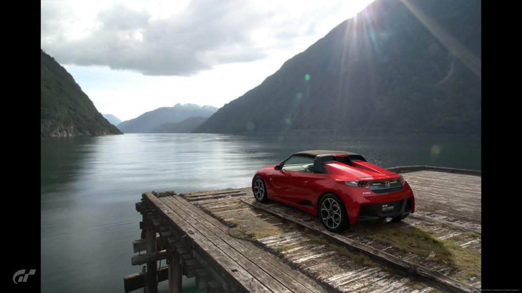 GT7のスケープスで北欧のフィヨルドと木造桟橋に佇む赤いホンダS660のリアビュー