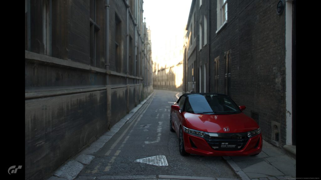 GT7のスケープスで重厚な石造りのヨーロッパの路地裏に停車する赤いホンダS660