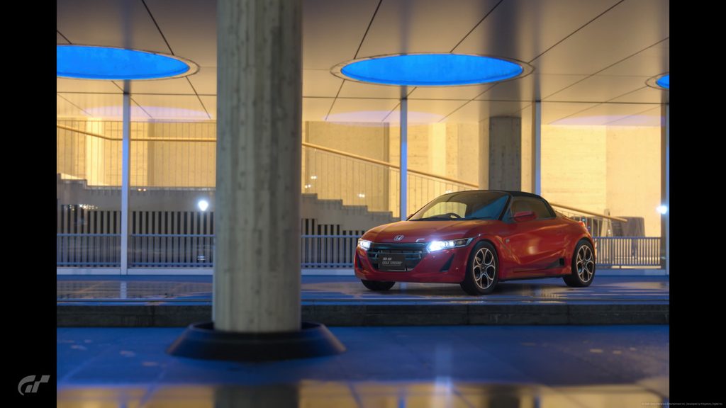 近代的な建築のブルーライトアップとヘッドライトが映えるS660の都会的カット