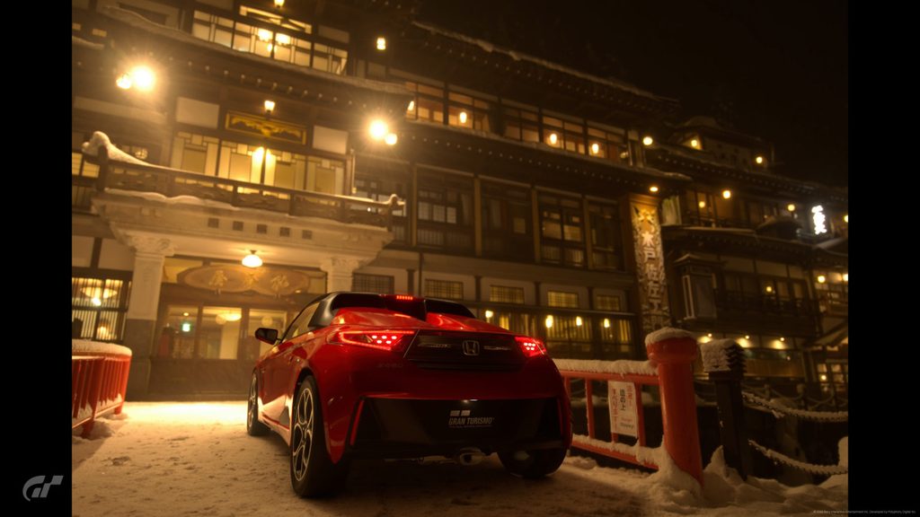 雪が積もる温泉街の宿の前でテールランプを灯すS660の夜景カット