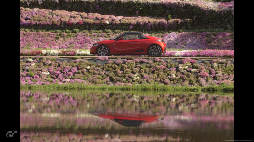 色鮮やかな芝桜の丘と水面に反射するS660の美しいサイドプロポーション