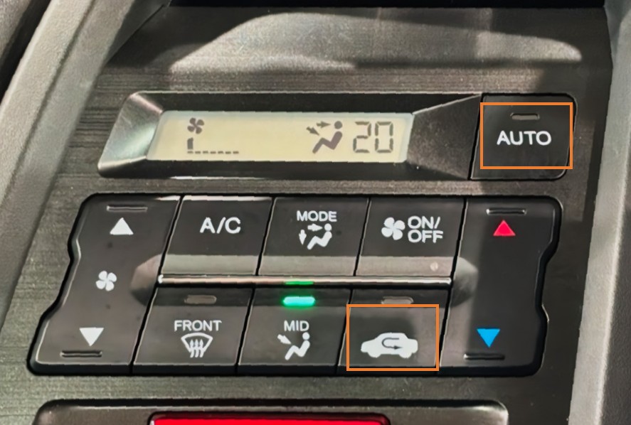 S660のエアコン操作パネルでAUTOボタンと内外気切り替えボタンを同時押しする様子