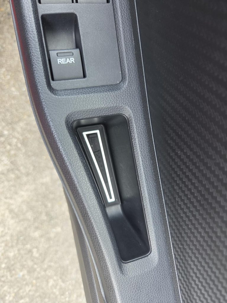 ドアスイッチ横のポケットサイズにぴったり収まる専用ラバーマット