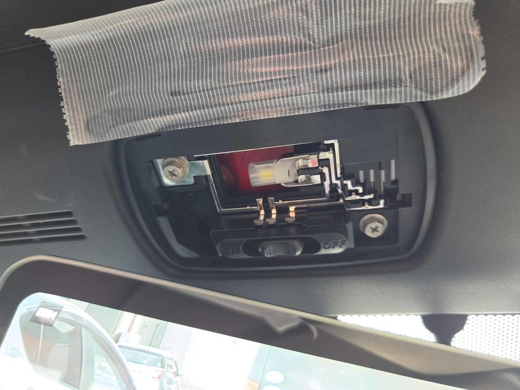 純正レンズカバーを取り外して現れたS660のルームランプユニット内部とLEDバルブ