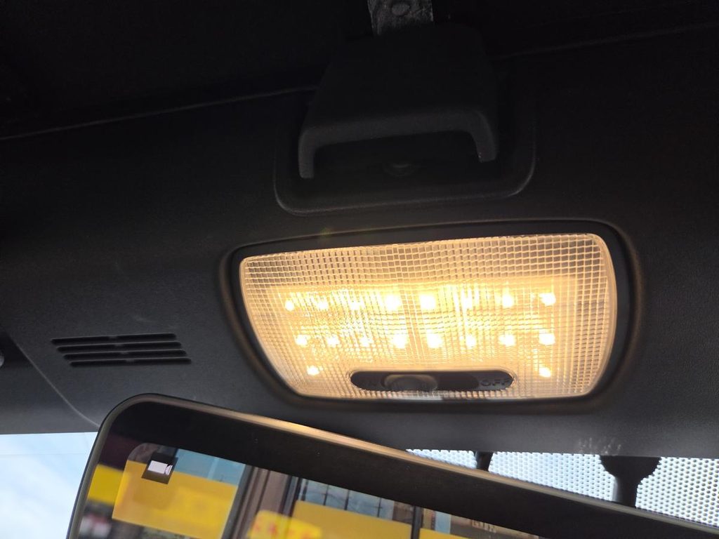 シェアスタイル製LEDルームランプを取り付け後にレンズ全体が強力に点灯した様子