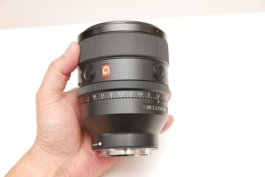 手に収まるコンパクトなサイズ感のSONY FE 50mm F1.2 GM