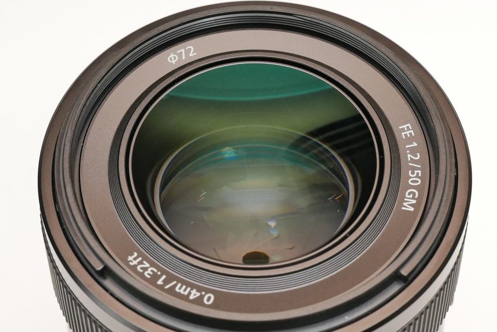 SONY FE 50mm F1.2 GMの特徴的な凹面形状の前玉とフィルター径72mm