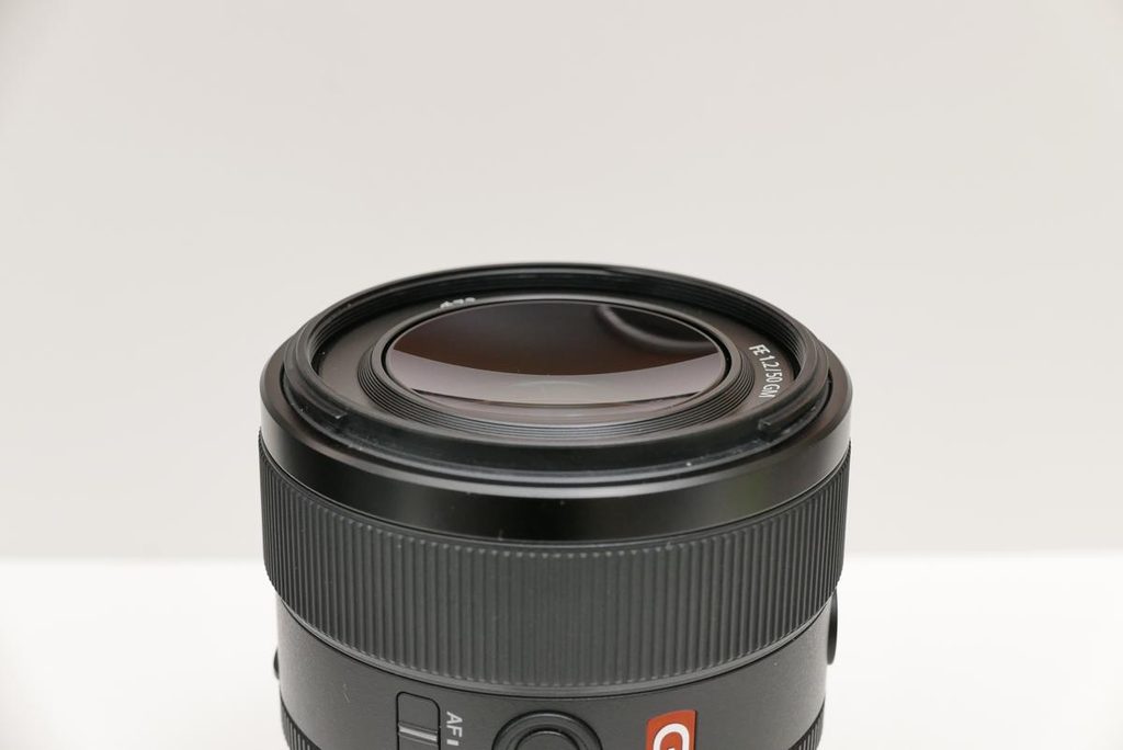 SONY 55mm F1.8 ZAを彷彿とさせるくぼんだ前玉の曲面形状