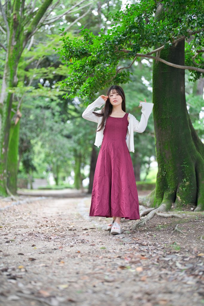 鶴舞公園の森の小道で開放F1.2により全身を捉えたポートレート