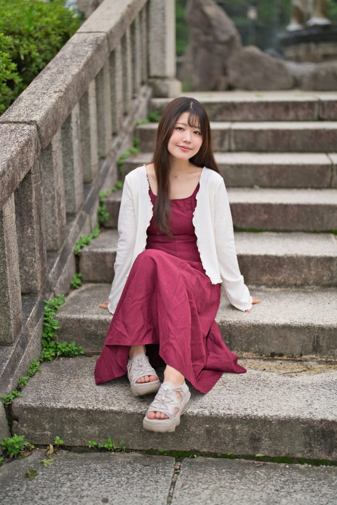 石段に腰掛ける桜井こはるさんと階段の奥行きを活かしたF1.2描写
