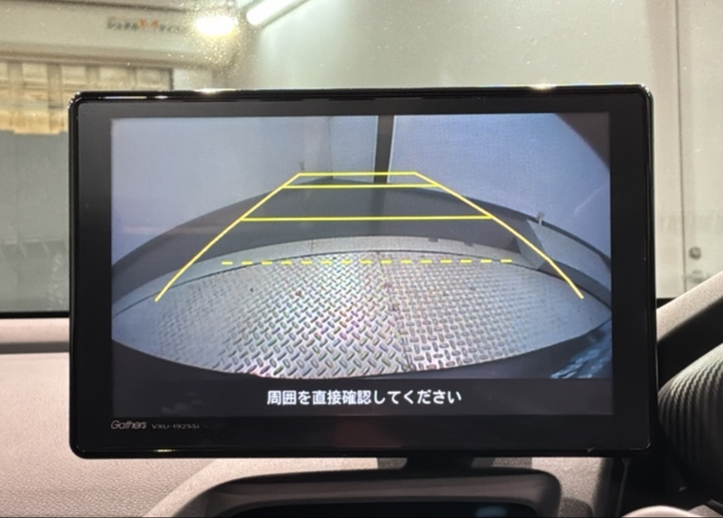 純正ディスプレイに映し出されたバックカメラの駐車ガイドライン画面