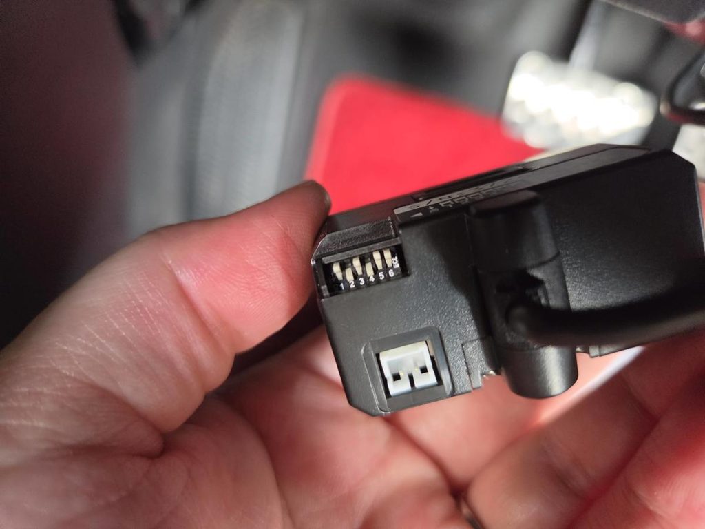 OBDアダプターのディップスイッチを2番と4番ONに設定した様子