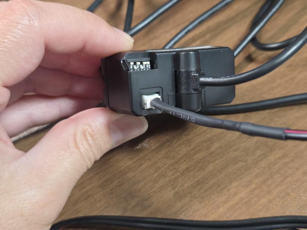 OBDカプラー裏のポートに補助電源ケーブルを差し込んだ状態