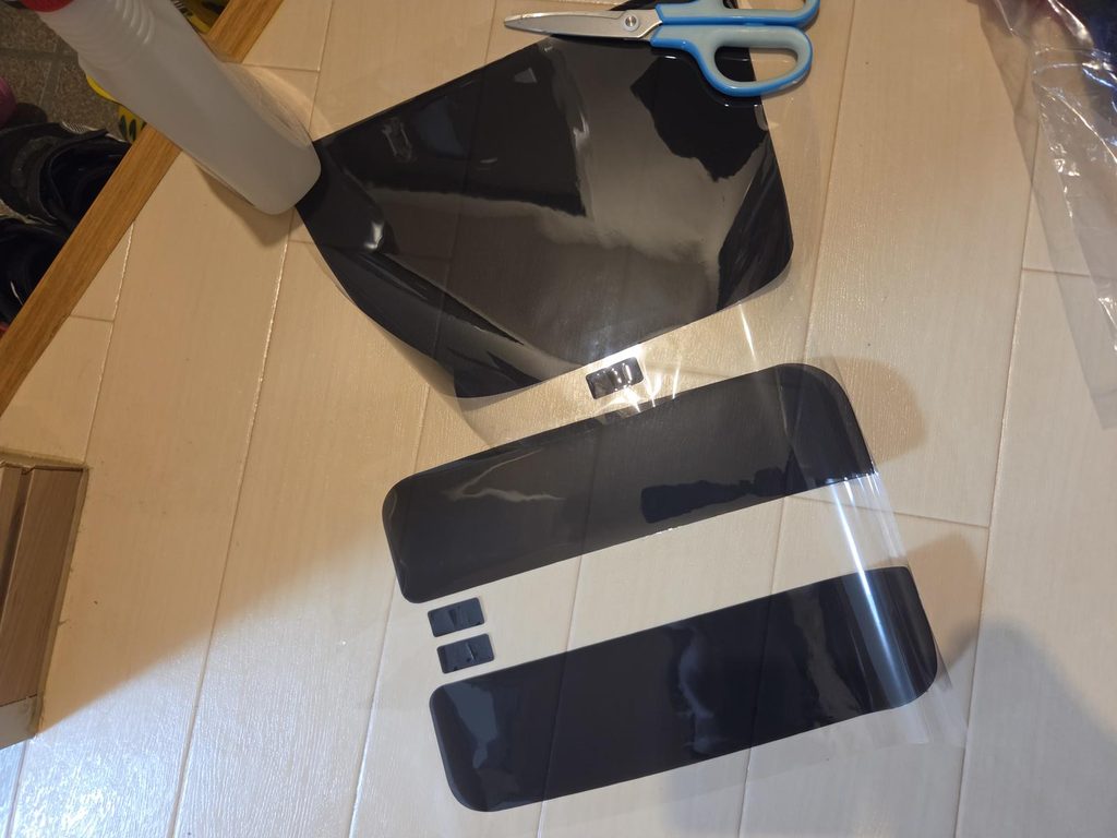 ホンダS660専用にカットされたリア用スモークフィルムと作業道具