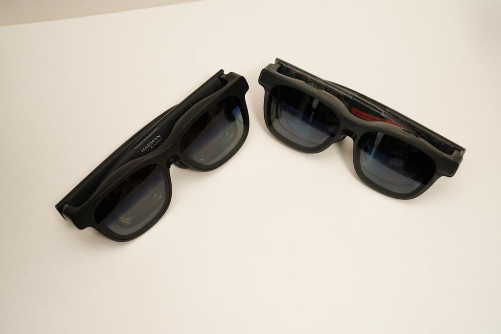 VITURE Beast XRグラス(左・黒一色)とVITURE Luma(右・スケルトンオレンジ)の実機を並べて比較した外観写真