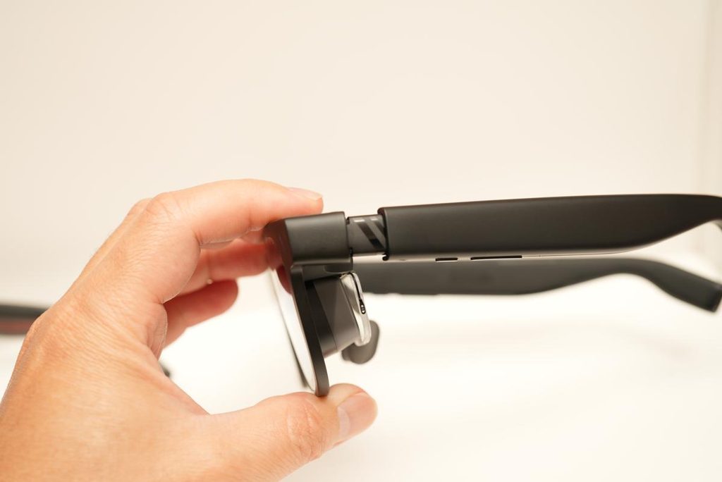 VITURE Beastのテンプル角度調整ヒンジを手で動かしている写真