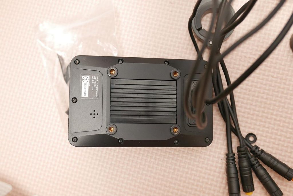 カエディアKDR-D21背面の金属製放熱ヒートシンクと技適マーク表示