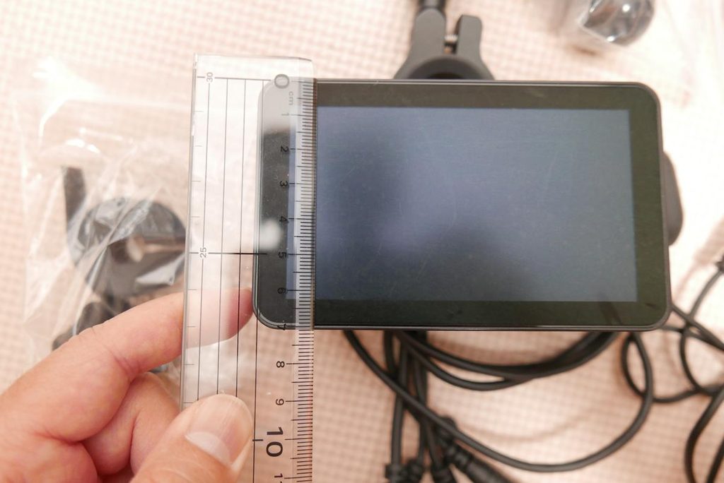 定規で測るカエディアKDR-D21モニター本体の縦幅サイズ(約8cm)