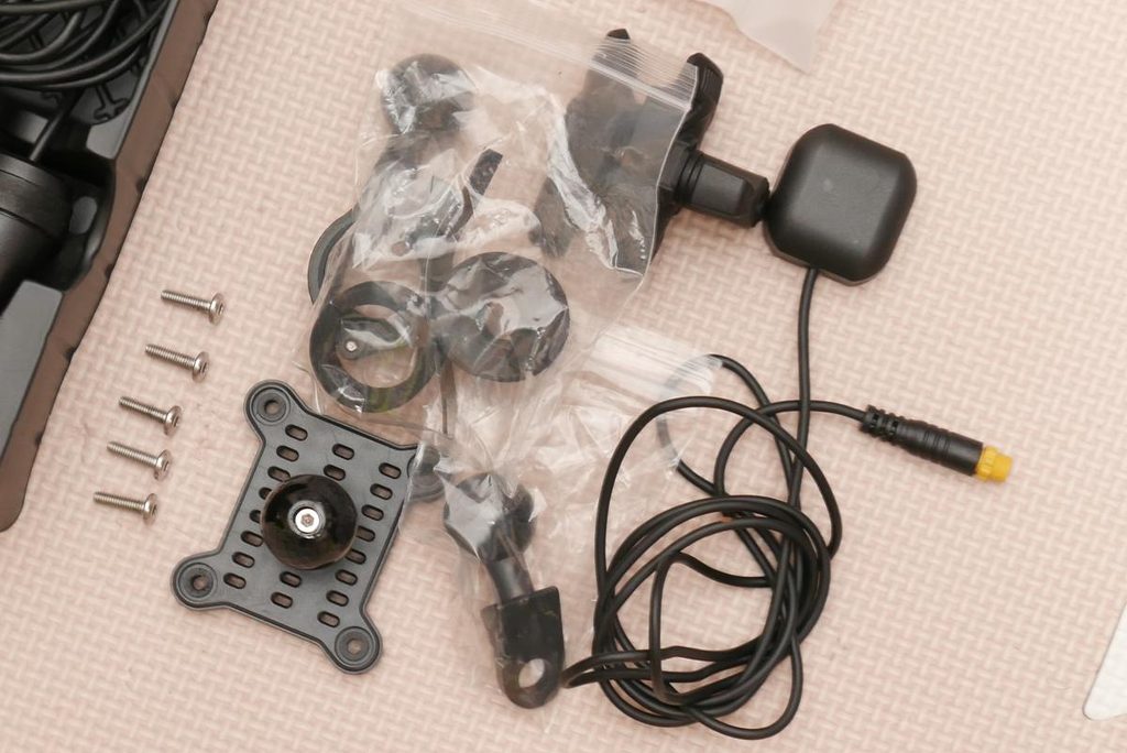 カエディアKDR-D21に付属する各種マウントステーとGPSアンテナ