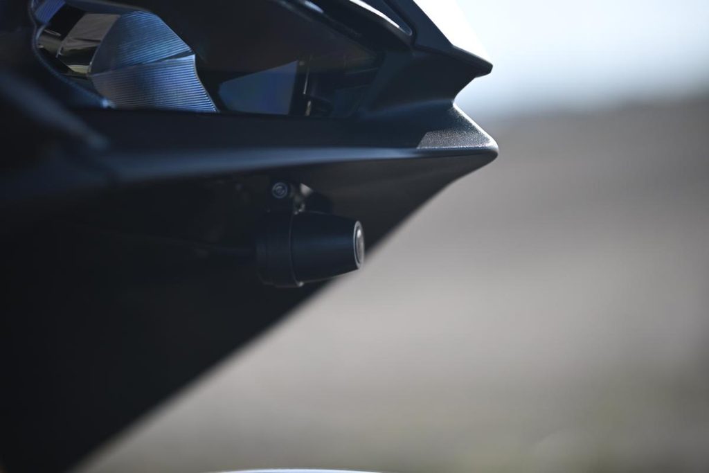 CBR250RRのフロントカウル下に設置したカエディア製フロントドラレコカメラ