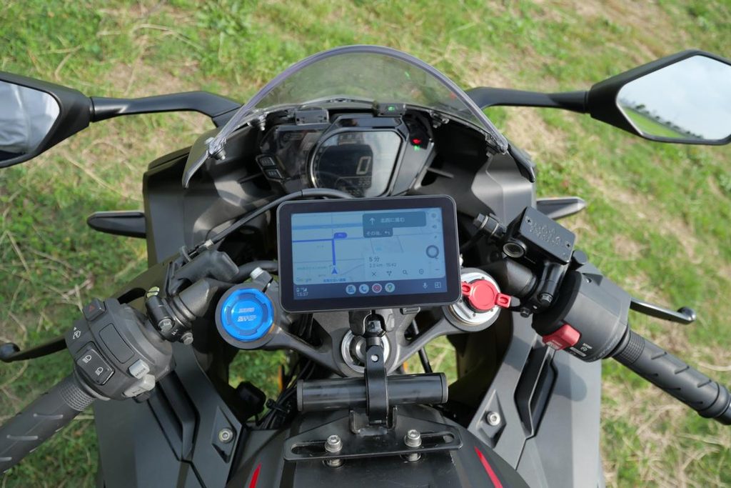 デイトナ製マルチバーでCBR250RRのハンドル中央に配置したKDR-D21