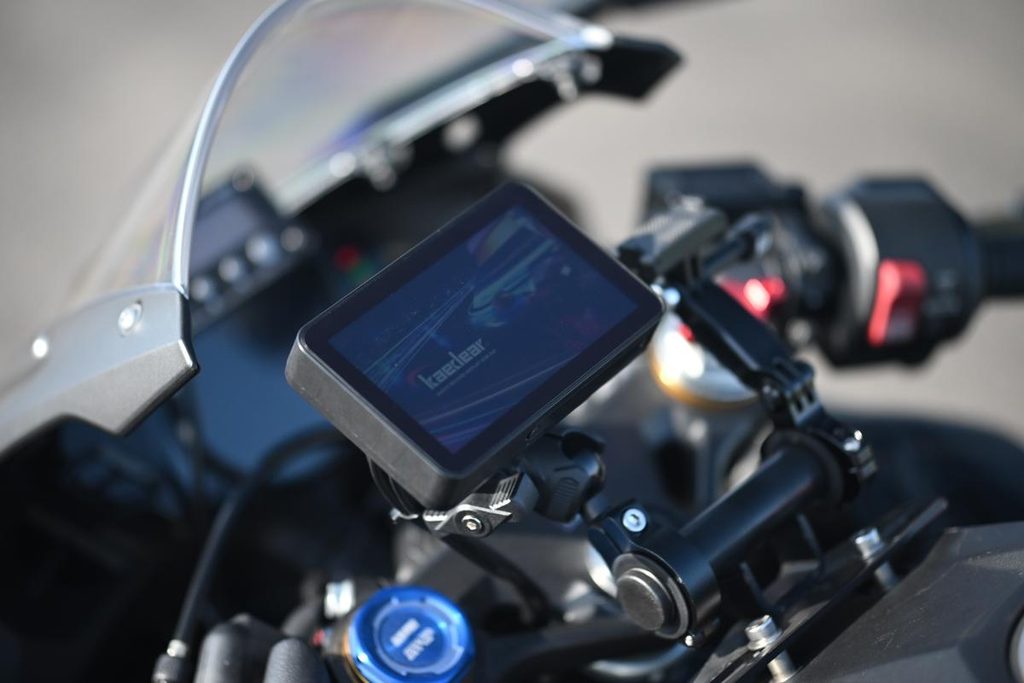 斜め前方から見るCBR250RRのハンドル周りとカエディアスマートモニター