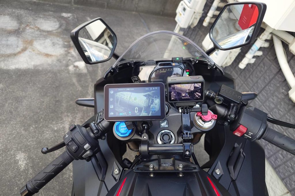 レックマウントを活用してKDR-D21とDJI Action 5 Proを並列マウントしたコクピット