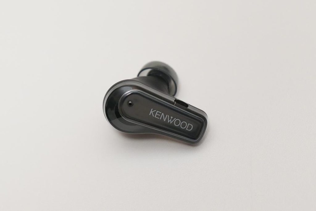 KENWOODロゴが刻印されたイヤホン本体のスティック部分