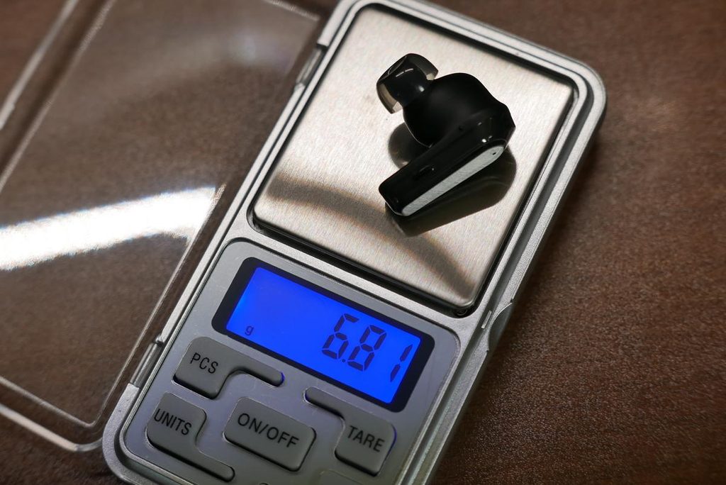 K精密電子天秤で測定したイヤホン本体片側の実測重量6.81g