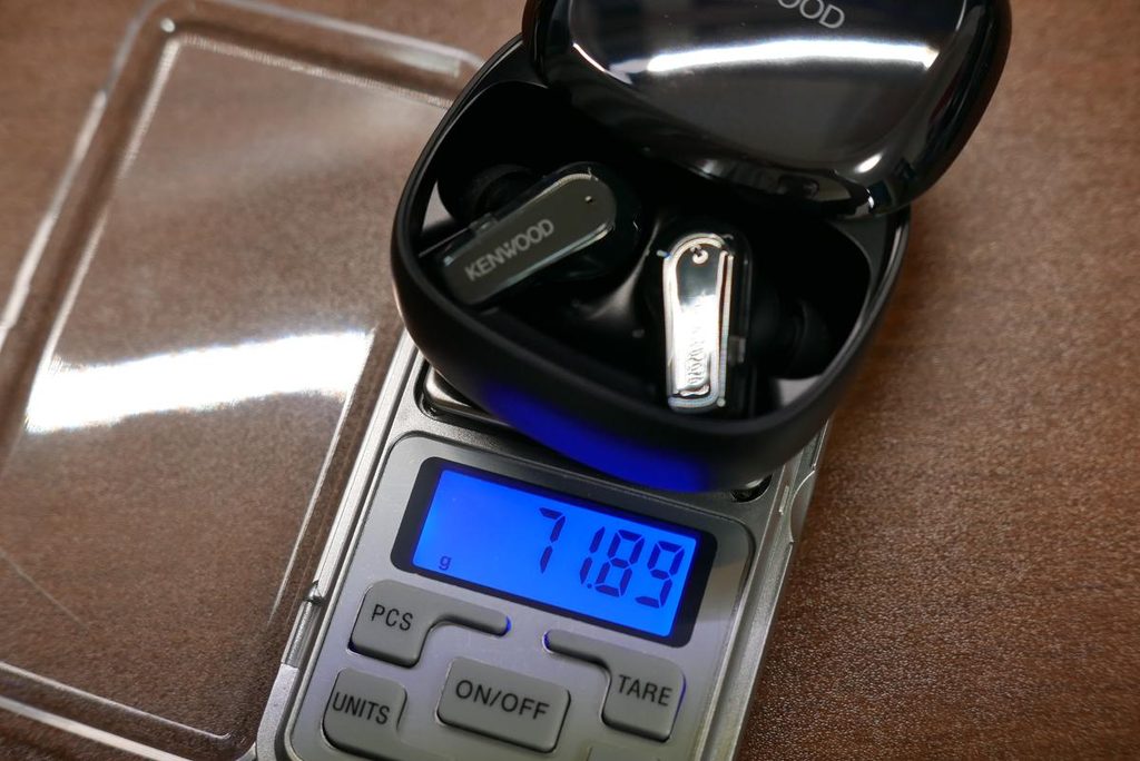 精密電子天秤で測定した充電ケースとイヤホン左右の総重量71.89g