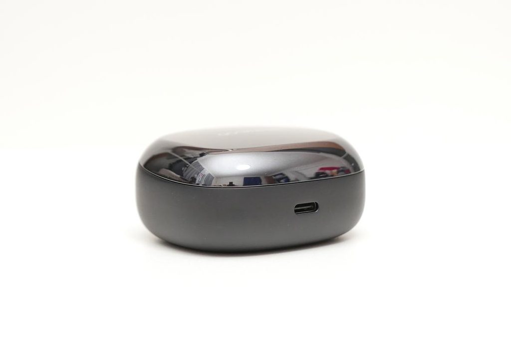 充電ケース背面のUSB Type-C充電ポート