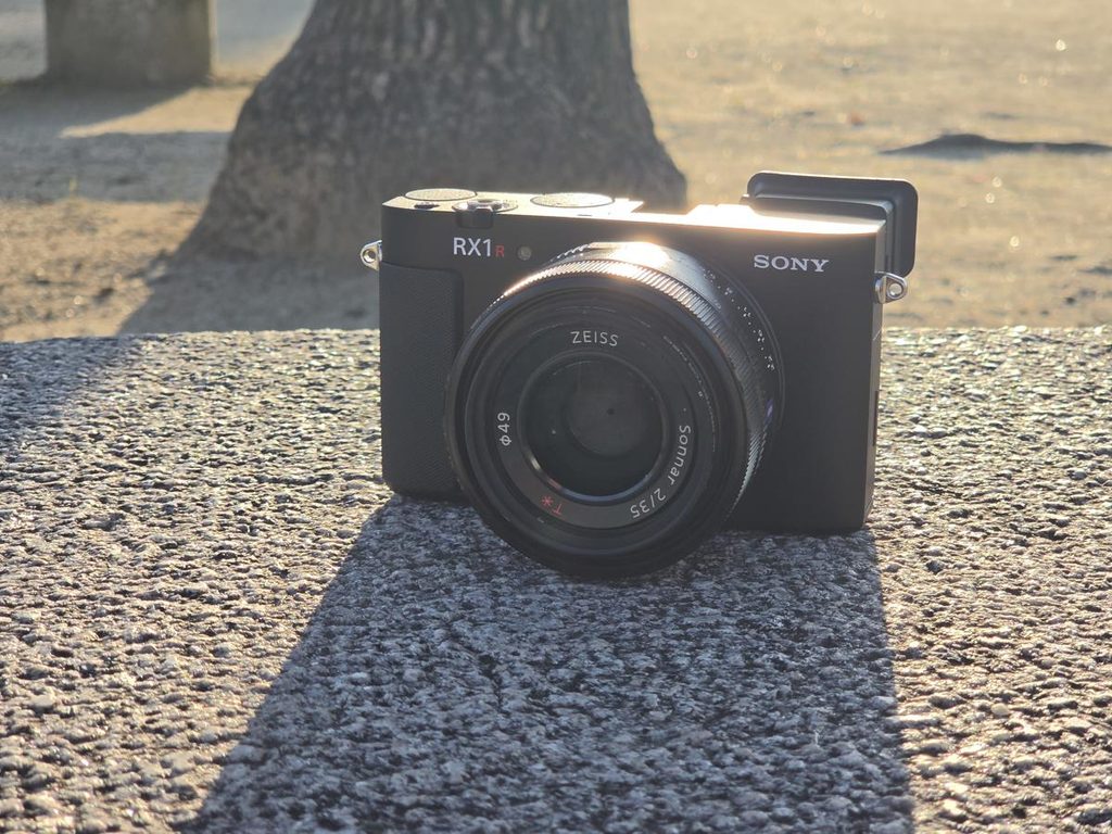 夕暮れの自然光に照らされるSONY RX1R III