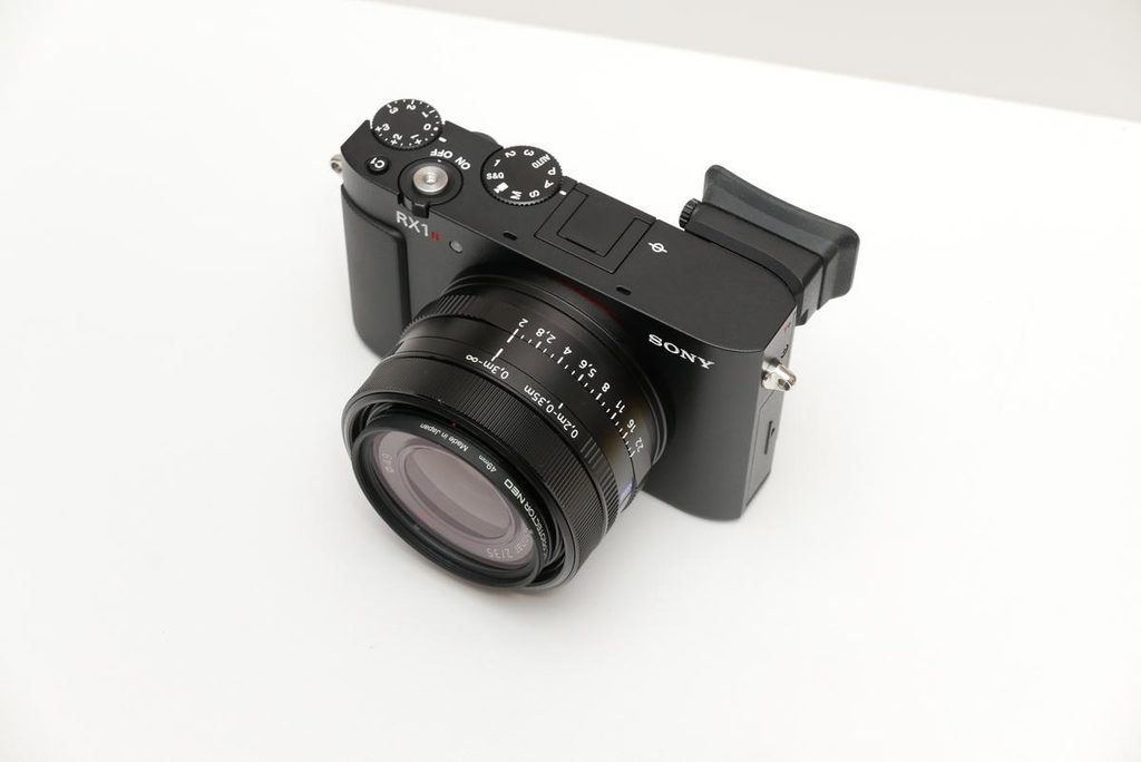 SONY RX1R IIIの斜め上からの外観フォルム