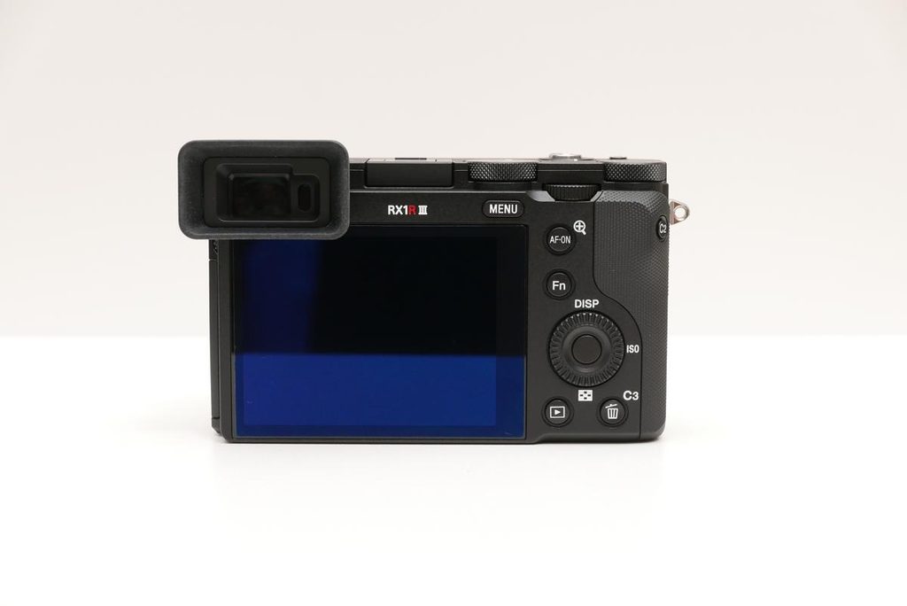 EVFを展開したSONY RX1R IIIの背面操作部