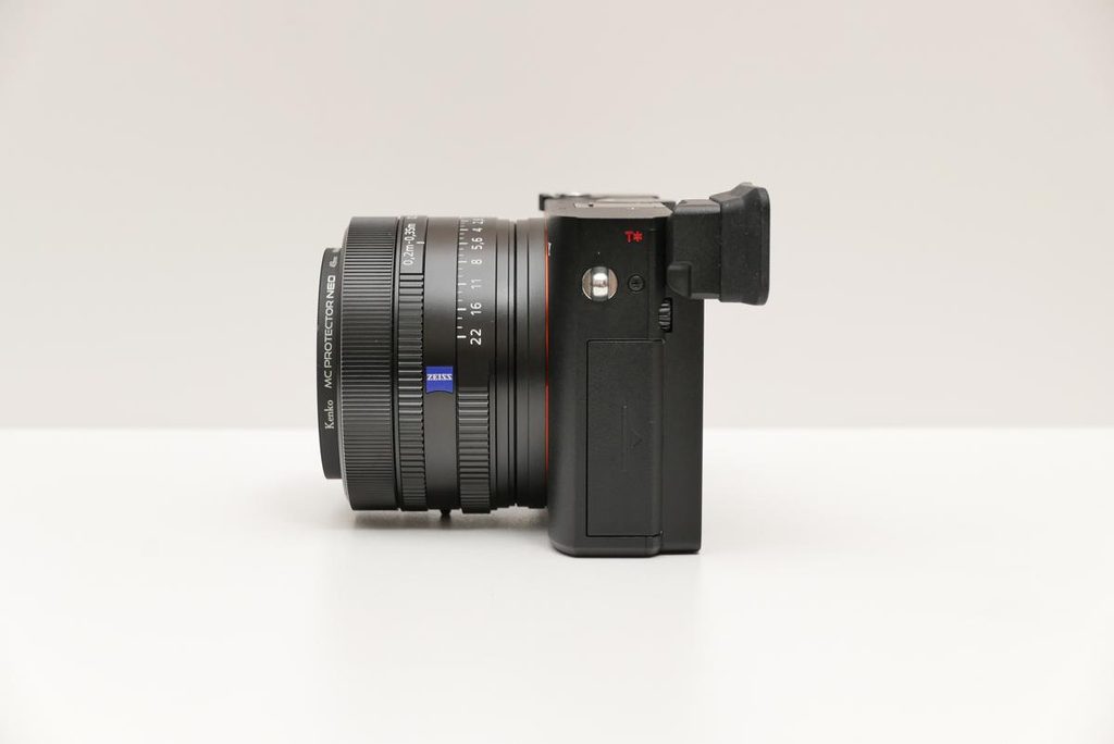 SONY RX1R IIIの左側面と薄型ボディの厚み