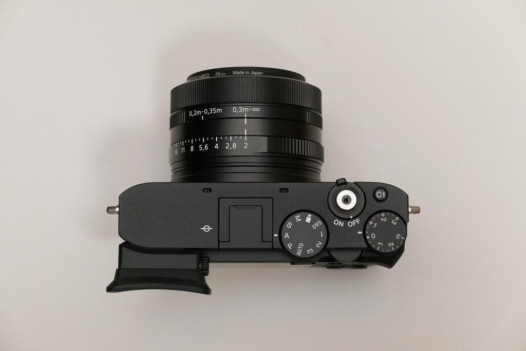 SONY RX1R IIIの上面操作ダイヤルとレンズ鏡筒