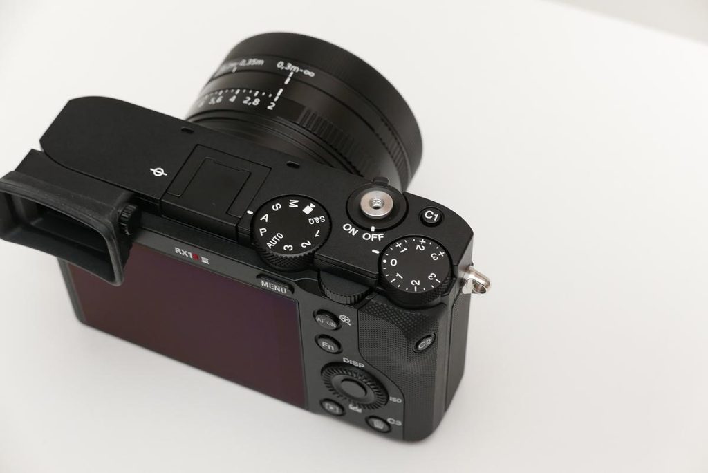 SONY RX1R IIIの軍艦部ダイヤルとシャッターボタン周辺