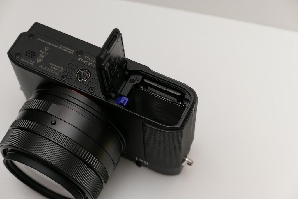 SONY RX1R III底面のバッテリーおよびSDカードスロット