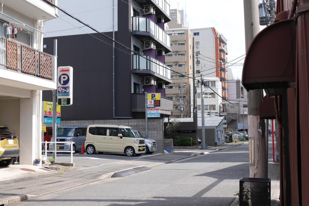 住宅街のコインパーキングを捉えた35mm街中スナップ作例