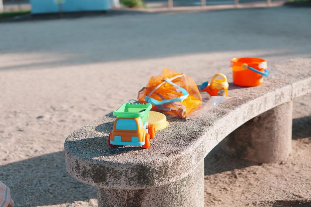 夕方の柔らかな光を受ける公園ベンチのおもちゃ作例
