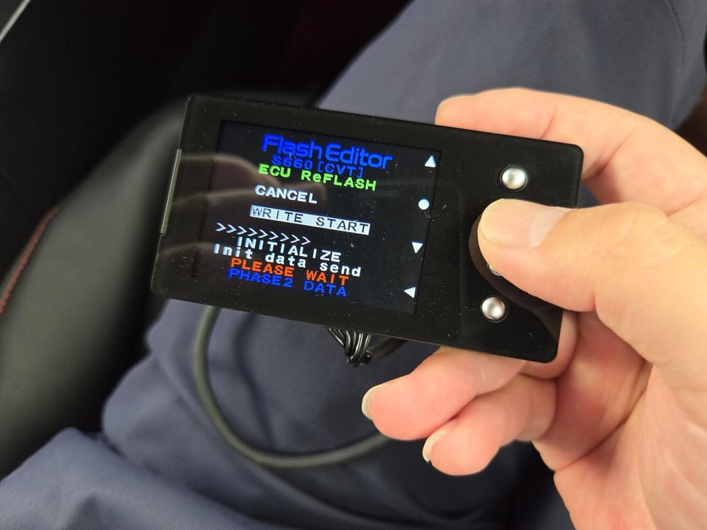 S660の車内でHKSフラッシュエディターからECUデータを書き込み中の液晶画面