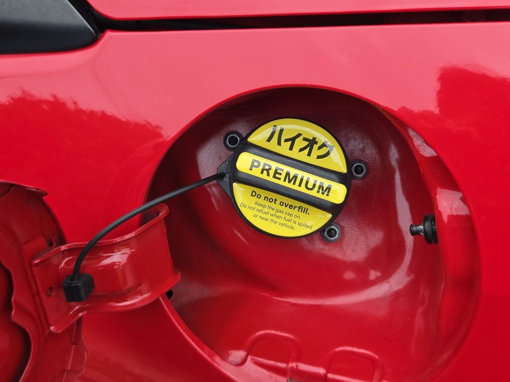 S660の赤い給油口キャップに貼り付けたハイオク表示ステッカー