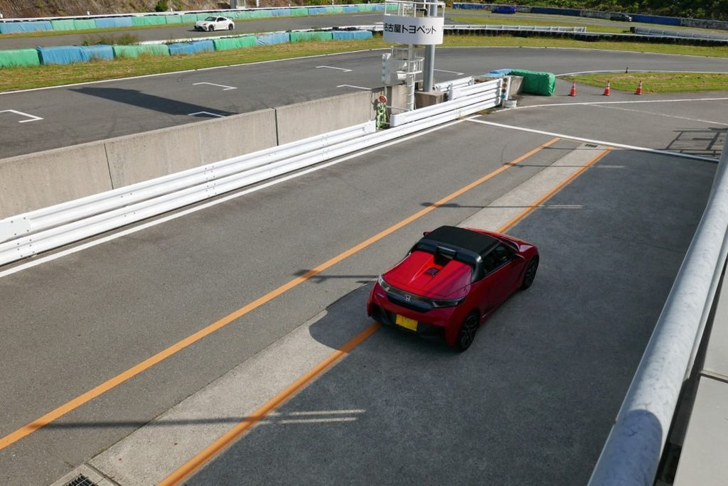 ピットレーンから幸田サーキット本コースへ向けてコースインする赤いS660