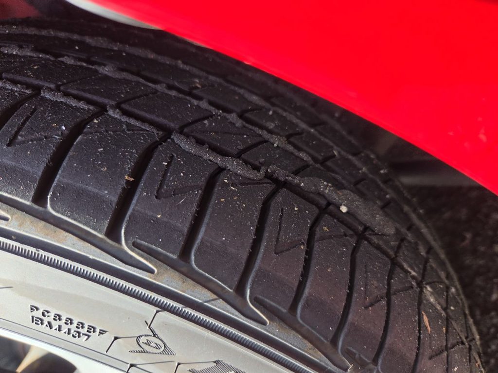 サーキット走行後にショルダーまで使われタイヤカスが付着したダンロップ・ルマンタイヤ