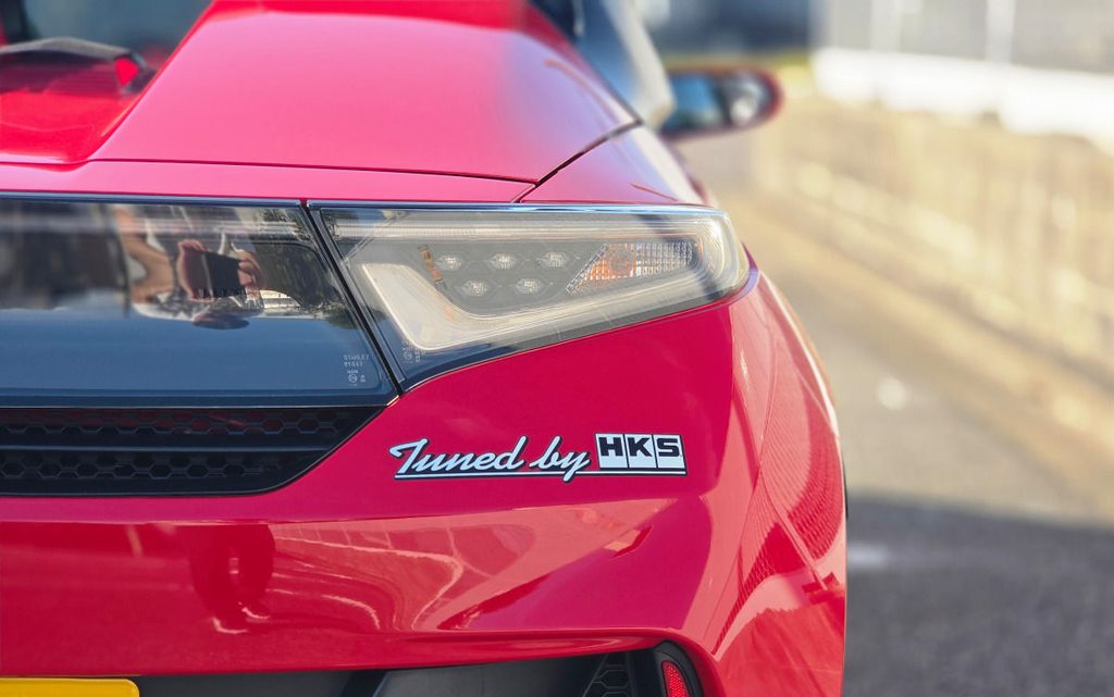 右側テールランプ下に貼り付けられたHKS Tuned byステッカーのアップ
