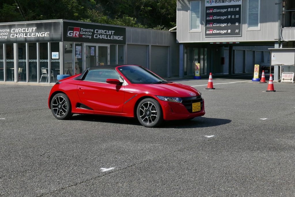 幸田サーキットのピットビル前で待機する赤いホンダS660