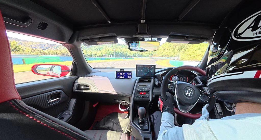 ヘルメットを装着しS660のコックピットから幸田サーキットを全開走行する車載カメラ視点